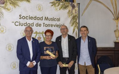 Los Salerosos entregan sus Escudos de Oro a Lola Velilla y Francisco Rodríguez en una emotiva celebración de Santa Cecilia
