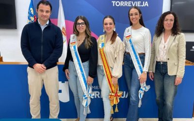 La Corte Salinera 2024/2025 recibe sus distintivos en el Ayuntamiento de Torrevieja