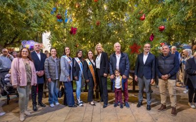 El encendido del Abeto de la Colonia Sueca pone el broche de oro a la iluminación navideña de Torrevieja