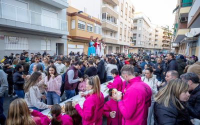 Torrevieja celebra el Día Grande con la tradicional Diana de gigantes y cabezudos