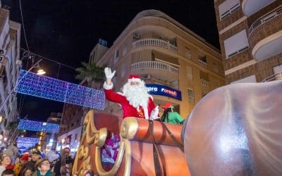 Papá Noel es recibido por miles de personas en un desfile espectacular en Torrevieja