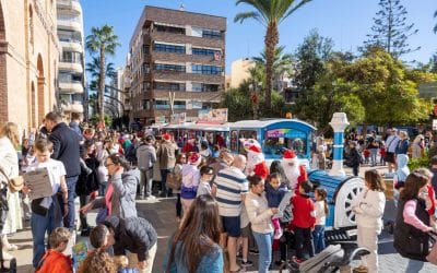 La Papanoelada de Nochebuena llena de alegría las calles de Torrevieja