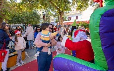 Cientos de niños disfrutan de la Casita de Papá Noel en la Plaza de la Constitución