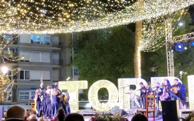 La Zambomba Flamenca llena la Plaza de la Constitución de alegría y espíritu navideño