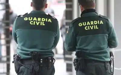 La Guardia Civil de Torrevieja auxilia a un hombre con una grave herida en el brazo