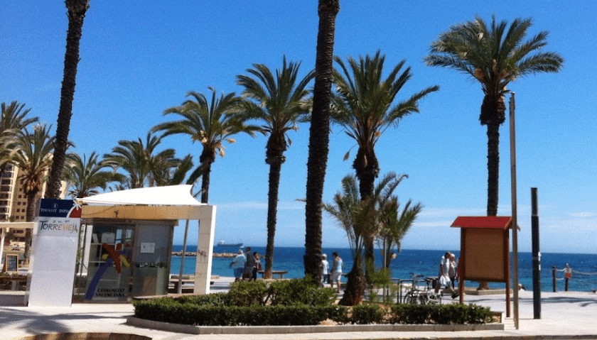 Vistas de la playa del cura junto al punto de informacion turistica