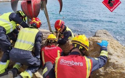 Un hombre rescatado tras quedar atrapado entre las rocas en las piscinas naturales del Paseo de Juan Aparicio