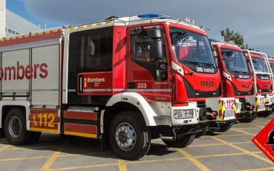 Bomberos de la Diputación sofocan el incendio de una máquina elevadora en Torrevieja