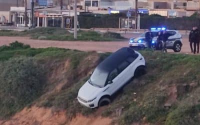Un coche queda al borde de un acantilado en Torrevieja, a punto de caer al mar